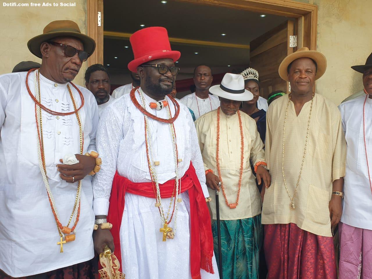 Ologbotsere of Warri Kingdom in Delta State, Chief Ayirimi Emami, (middle)