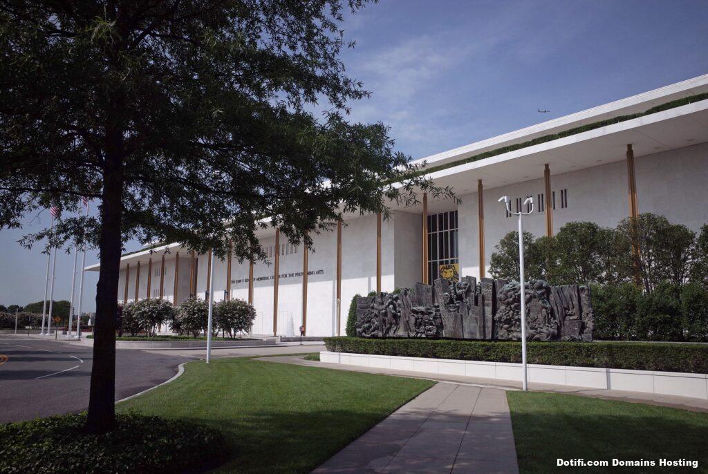 Pedestrians walk up a sidewalk to the John F. Kennedy Center for the Performing Arts on August 16, 2014 in Washington, DC.(Photo by Mandel NGAN / AFP)